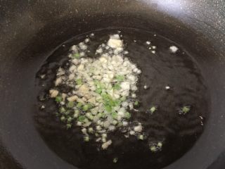 6、肉末嫩豆腐,放入葱白和蒜泥炒香