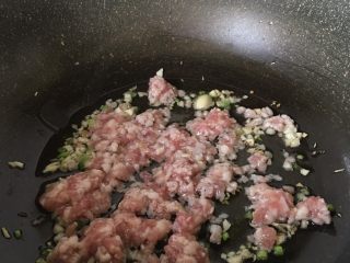 7、肉末嫩豆腐,放入肉末翻炒均匀