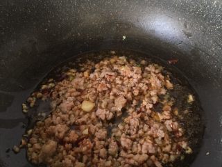 8、肉末嫩豆腐,放一勺豆瓣酱和一勺生抽翻炒均匀