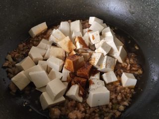 9、肉末嫩豆腐,放入豆腐，加二勺生抽和半勺老抽