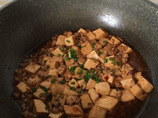 13、肉末嫩豆腐,大火收汁放入葱叶