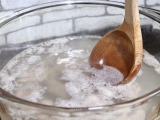 4、陈皮糖醋排骨,撇去浮末，捞出排骨沥干水分，一定要沥干