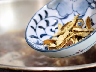 10、陈皮糖醋排骨,汤水煮沸后，放入陈皮