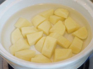 3、土豆沙拉焗法棍,冷水入锅，大火烧开后转小火，煮到叉子可以轻松的戳烂土豆即可，捞出沥水。