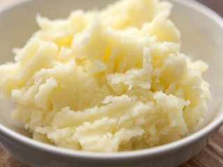 4、土豆沙拉焗法棍,煮熟的土豆加一小嘬盐，趁热用勺子压成泥。