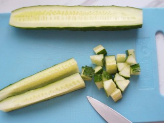 5、土豆沙拉焗法棍,黄瓜洗净，用厨房纸巾擦干，切小粒备用。