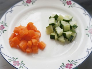 6、土豆沙拉焗法棍,胡萝卜切粒入锅煮一分钟捞出沥水备用。