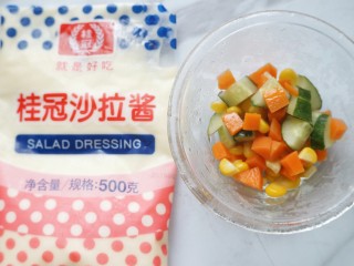 7、土豆沙拉焗法棍,将甜玉米煮熟后取粒，并准备好沙拉酱。