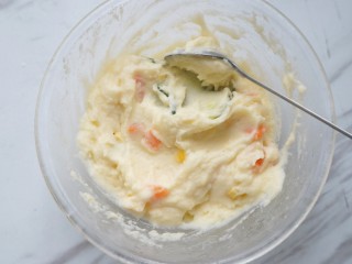 8、土豆沙拉焗法棍,将黄瓜粒、胡萝卜粒、甜玉米粒倒入土豆泥中，加入两大勺沙拉酱拌匀。至此，土豆沙拉步骤已经完成。