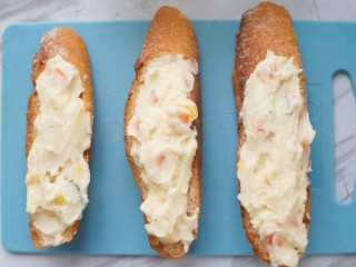 9、土豆沙拉焗法棍,取适量土豆沙拉均匀的涂抹在法棍上，涂厚一点更好吃哦！