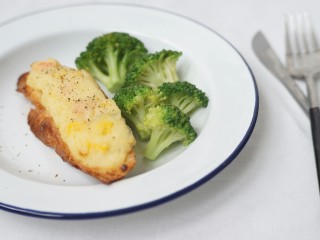 12、土豆沙拉焗法棍,出炉在表层撒上少许研磨黑胡椒即可。