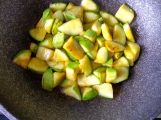 6、耗油西葫芦,炒至西葫芦微微发黄即可