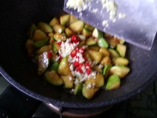 8、耗油西葫芦,放入蒜末辣椒碎，拌匀即可