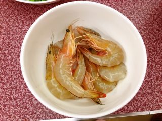 2、锡纸金针菇粉丝虾煲,洗净备着。