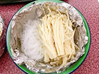 7、锡纸金针菇粉丝虾煲,放入金针菇。
