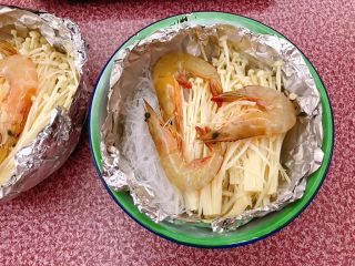 8、锡纸金针菇粉丝虾煲,放上鲜虾。