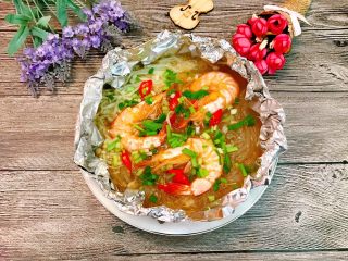 14、锡纸金针菇粉丝虾煲,出锅撒上葱花和香菜叶即可。