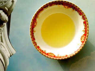 3、香脆饺子皮葱油饼,取三勺花生油在小碗里备用