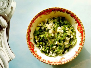 5、香脆饺子皮葱油饼,葱切碎备用
