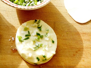 7、香脆饺子皮葱油饼,再放一张饺子皮，抹上少许花生油和少许盐，重复此步骤到五张饺子皮都用完