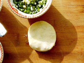 8、香脆饺子皮葱油饼,最后盖上第六张饺子皮，用手按压一下
