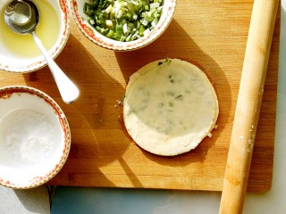 9、香脆饺子皮葱油饼,用擀面杖反复几次擀成圆形的饼，一个饺子皮葱油饼就完成了，放在干燥的盘子里