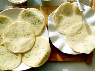 10、香脆饺子皮葱油饼,把剩下的饺子皮按照第一个饺子皮葱油饼的做法，全部擀成饼放在干燥的盘子里备用