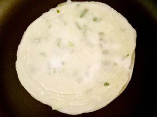 12、香脆饺子皮葱油饼,煎十秒钟左右就开始变得透明了，然后翻面煎