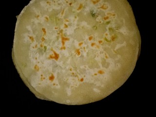 13、香脆饺子皮葱油饼,两面反复煎至金黄即可出锅
