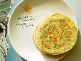 14、香脆饺子皮葱油饼,煎好所有饺子皮葱油饼，就可以装盘开吃啦，外酥里嫩，超级好吃哦！