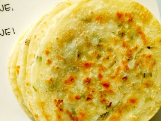 15、香脆饺子皮葱油饼,能看出来是饺子皮做的葱油饼吗????可以按照自己的口味撒点番茄酱或者沙拉酱，摊个鸡蛋就可以当成手抓饼吃哦！