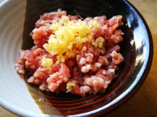 1、阳光早餐～时蔬肉碎土豆饼,猪肉馅中放入姜末