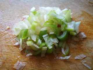 2、阳光早餐～时蔬肉碎土豆饼,葱切盛葱花