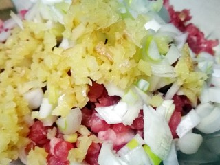 3、阳光早餐～时蔬肉碎土豆饼,加入肉馅中