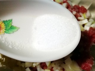 4、阳光早餐～时蔬肉碎土豆饼,加入适量盐