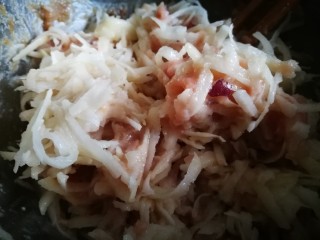 8、阳光早餐～时蔬肉碎土豆饼,加入擦细的土豆丝