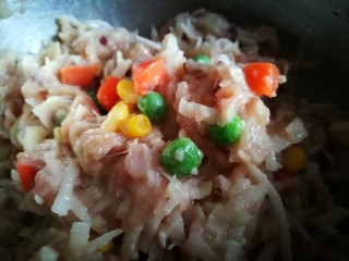 9、阳光早餐～时蔬肉碎土豆饼,加入蔬菜粒 加入适量面粉 拌匀