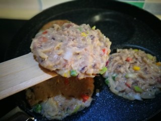 11、阳光早餐～时蔬肉碎土豆饼,翻个面继续煎制