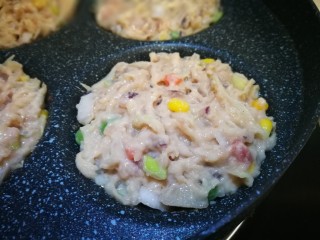 10、阳光早餐～时蔬肉碎土豆饼,锅中油热 倒入拌好的面糊