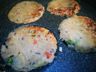 12、阳光早餐～时蔬肉碎土豆饼,两面都要煎制焦黄