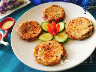 13、阳光早餐～时蔬肉碎土豆饼,出锅装盘 配着番茄沙司 沙拉酱更好吃呦