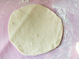 11、不擀皮～皮薄馅大～韭菜馅饼,每一个都擀成薄薄的馅饼皮。