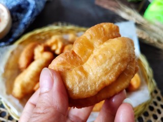 12、简单快手炸油条,看一下特写，胖胖的小油条炸好。