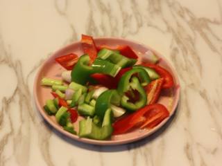 3、蔓越莓烧排骨,青红椒切小块，葱切小段