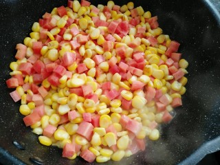 8、素三彩,炒至断生。