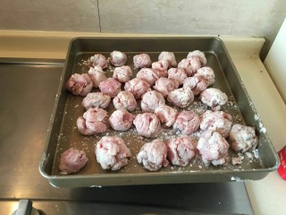 2、酸甜荔枝里脊肉,裹上马铃薯淀粉，把它们按成一个个小球