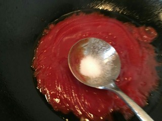 10、酸甜荔枝里脊肉,少许盐调味。