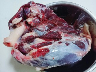 1、#辣味#凉拌酱牛肉牛筋,牛腱子用清水泡出血水，中途水浑浊时需要换清水，反复几次，直到水质清澈为止。