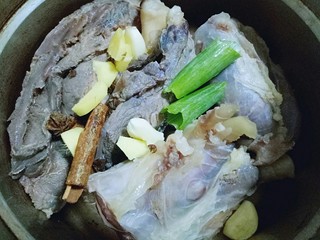 4、#辣味#凉拌酱牛肉牛筋,将焯水的牛腱子放入高压锅中，加入香料。