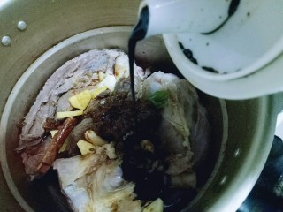 8、#辣味#凉拌酱牛肉牛筋,再加入老抽。(可以根据喜欢适当增减老抽，我喜欢肉色深一点的，所以适当多加了一些老抽)